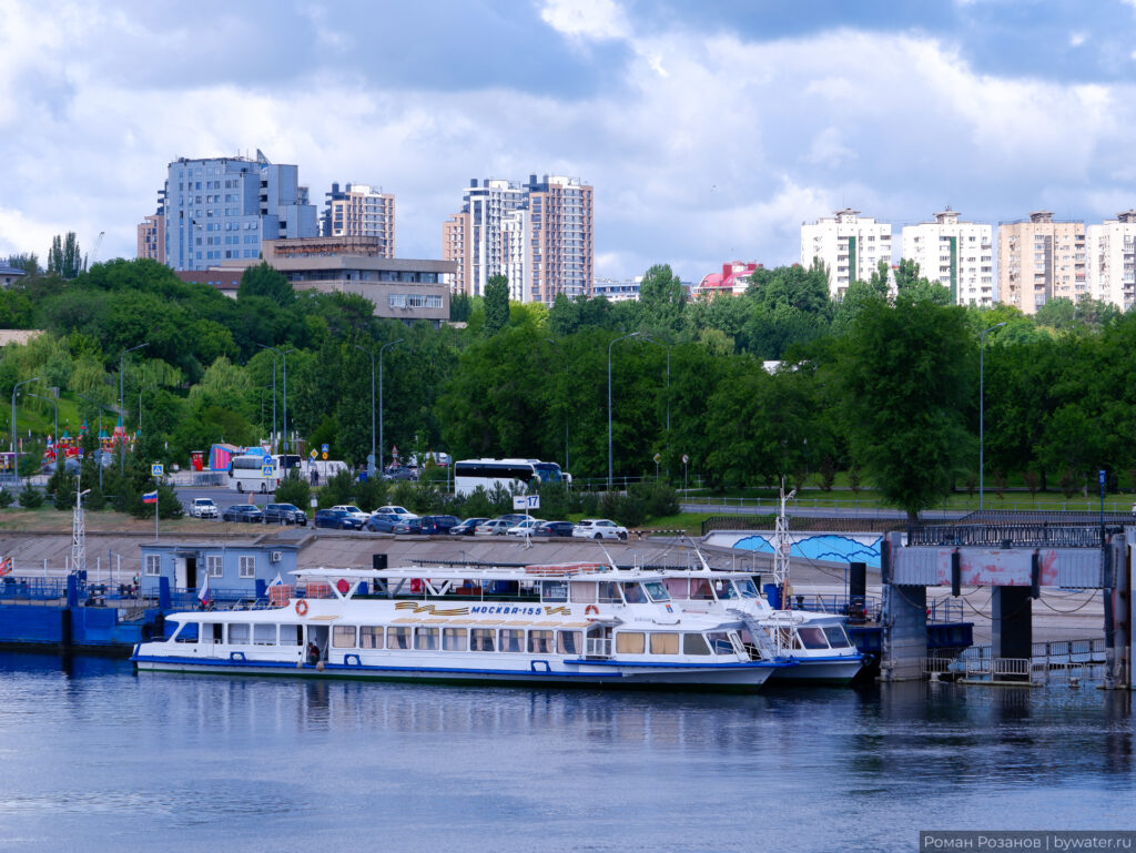 Теплоход Москва-158 на причале у реки.