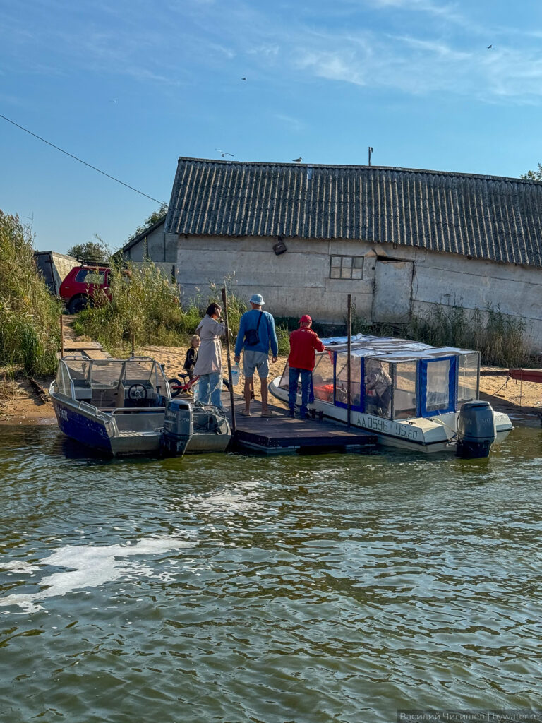 Два катера на причале у берега реки.