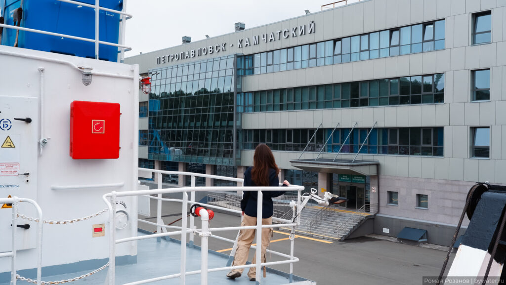 Пассажирский теплоход у современного терминала в Петропавловске.