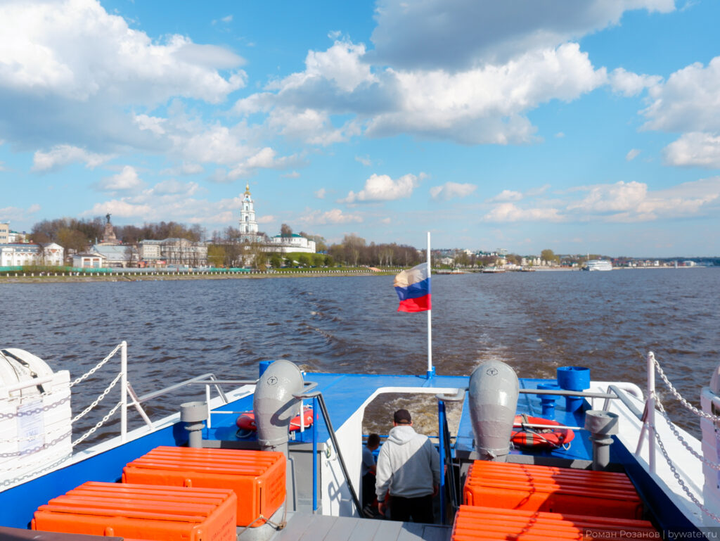 Речной теплоход на Волге с флагом России.