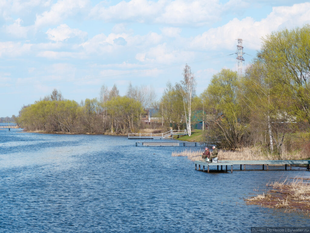 Пирс на берегу реки в весной.