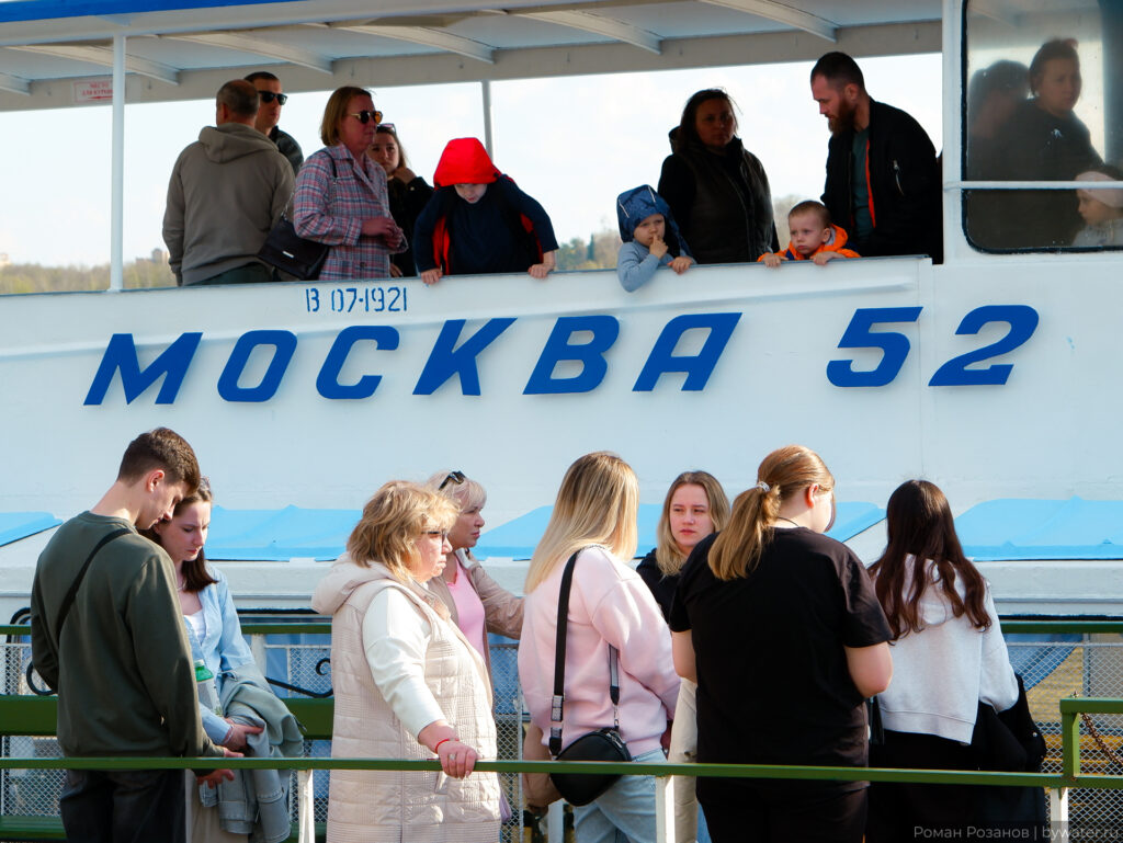 На борту теплохода «Москва 52» пассажиры ждут посадки.