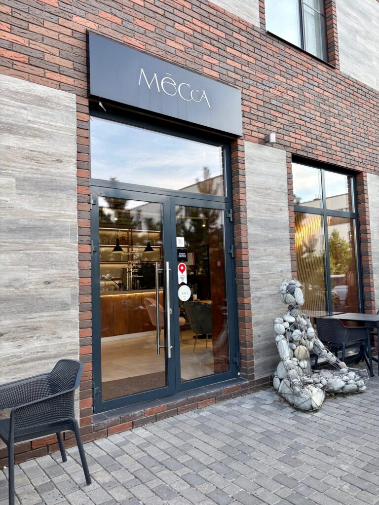 Паром, пришвартованный у речного вокзала в Москве.