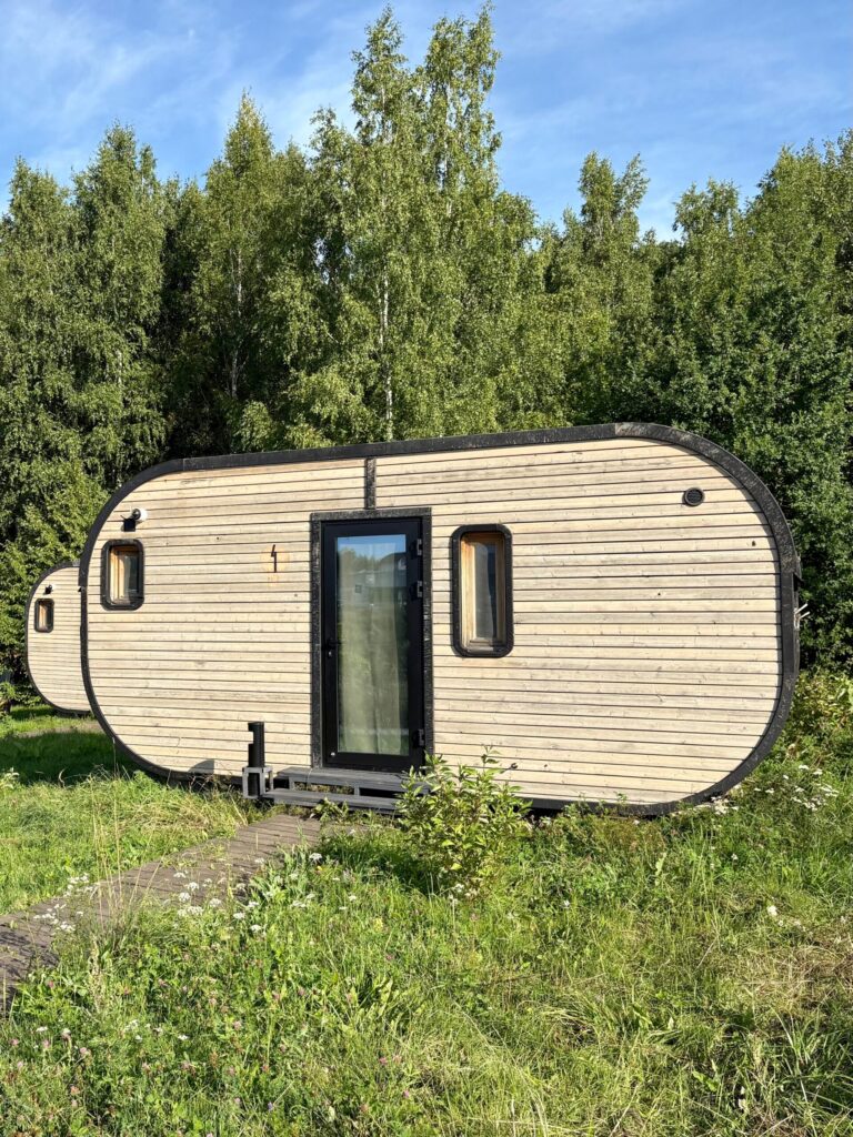 Домик на фоне зелени в живописном месте.