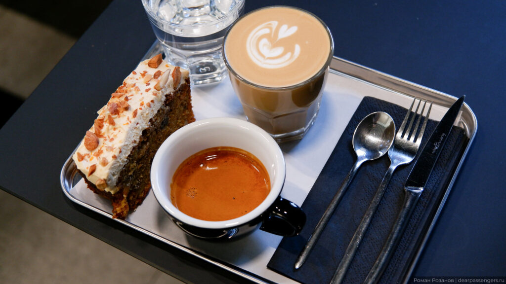 Кофе и десерт в кофейне при производстве Tasty Coffee.