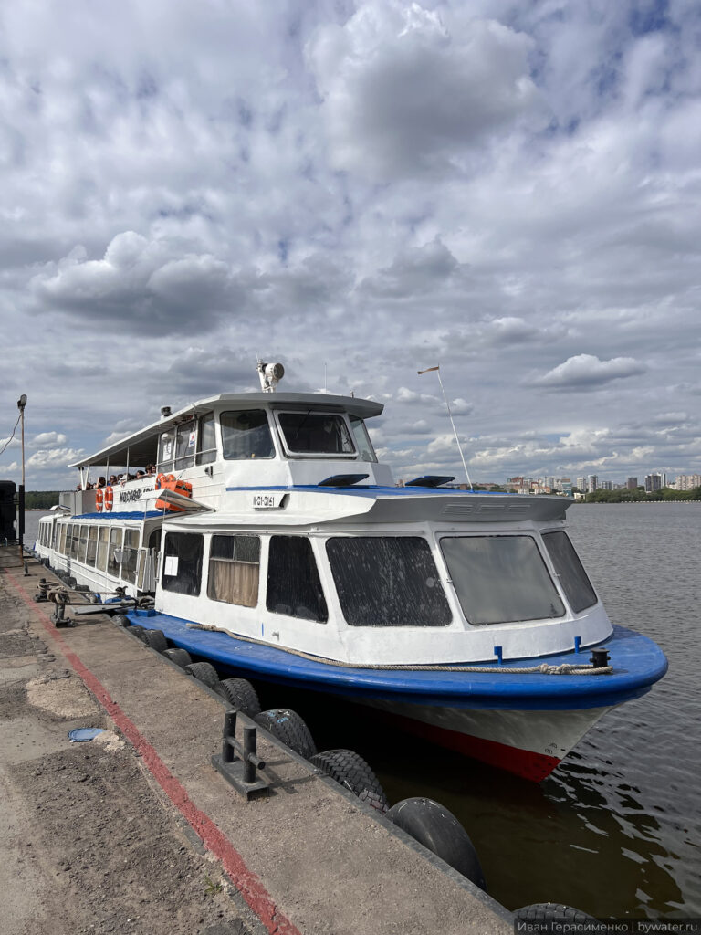 Речной теплоход на причале у реки.