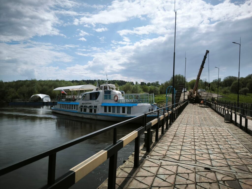 Теплоход у причала на реке с ремонтом.