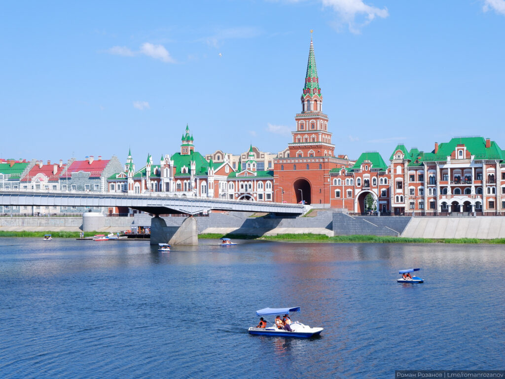 Речные катера на фоне исторической застройки города и моста.