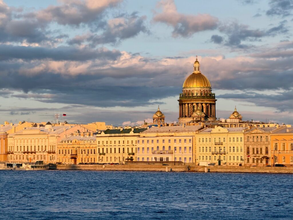 Собор Святого Исаака на фоне Невы в Санкт-Петербурге.