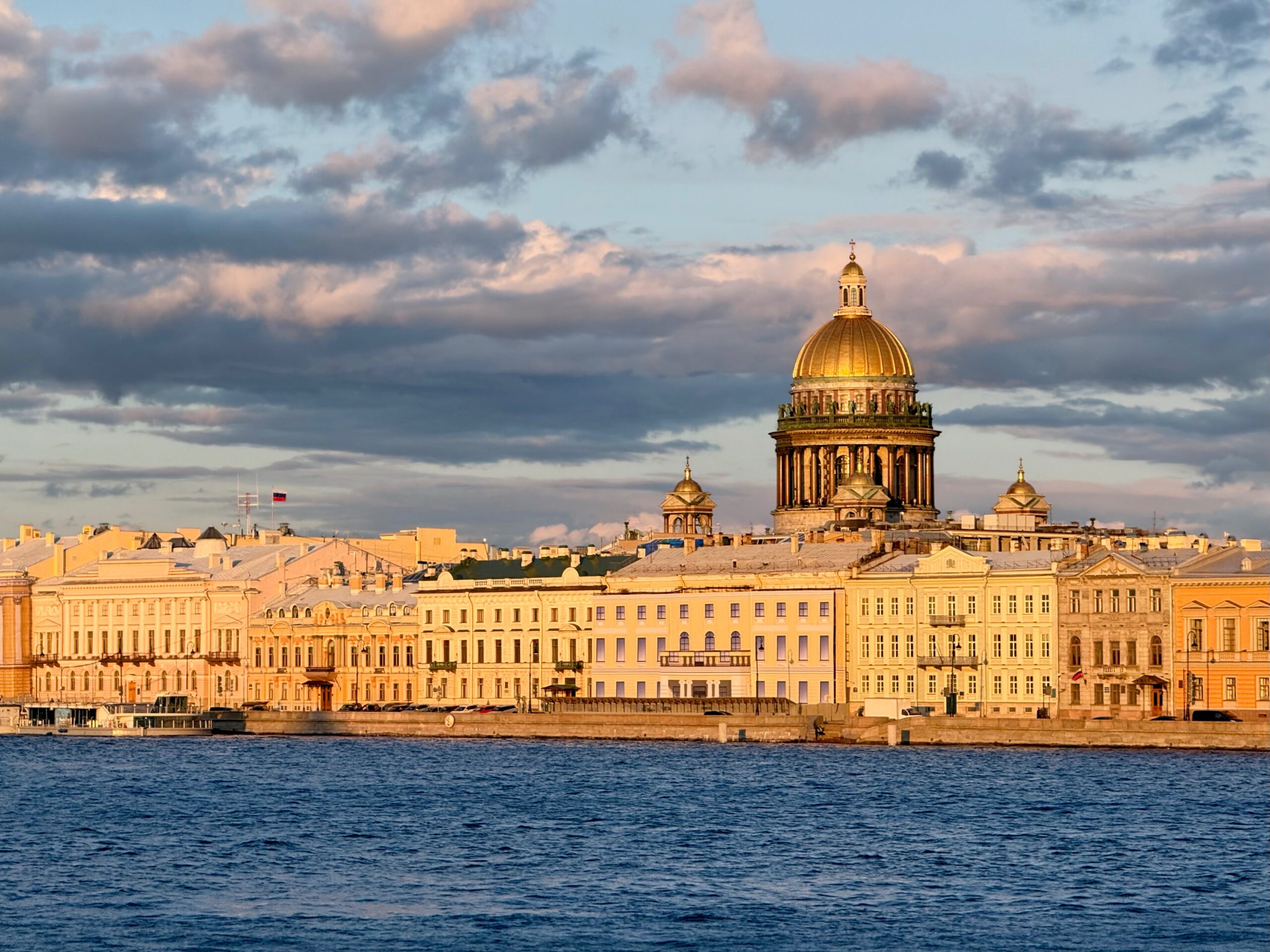 Собор Святого Исаака на фоне Невы в Санкт-Петербурге.