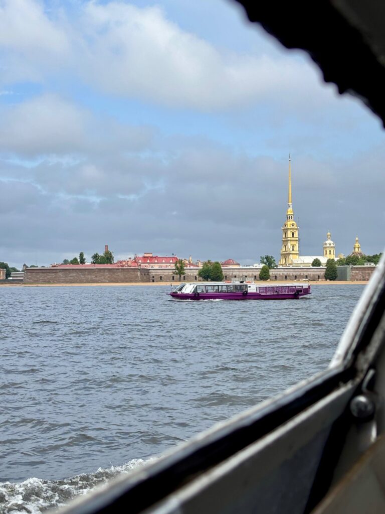 Речное судно проходит мимо Петропавловской крепости.