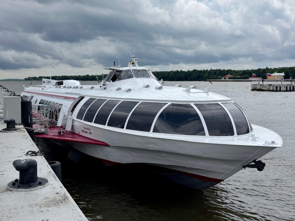 «Метеор» у пирса на реке, облачная погода.