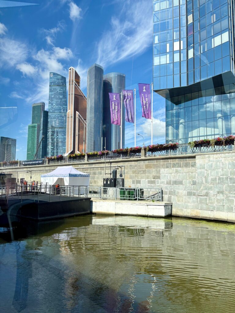 Современные здания у набережной реки в Москве.