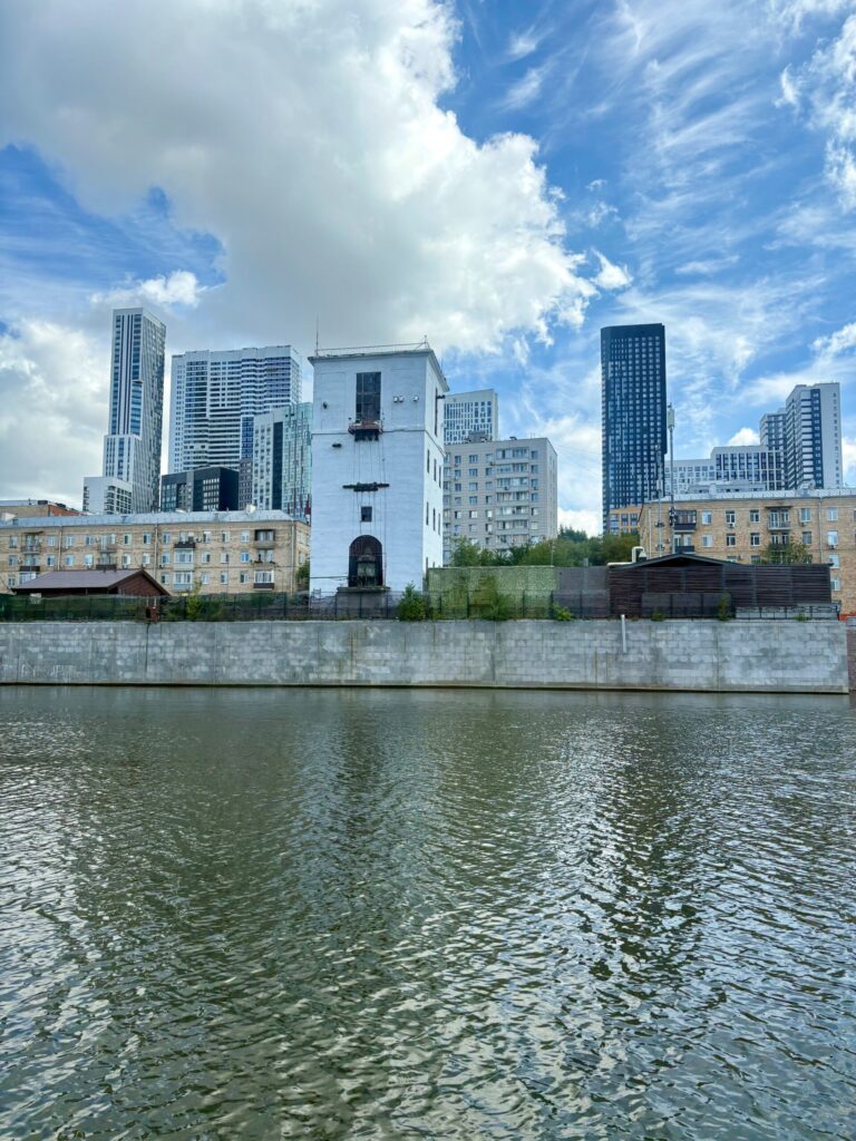 Современные здания на берегу реки в Москве.