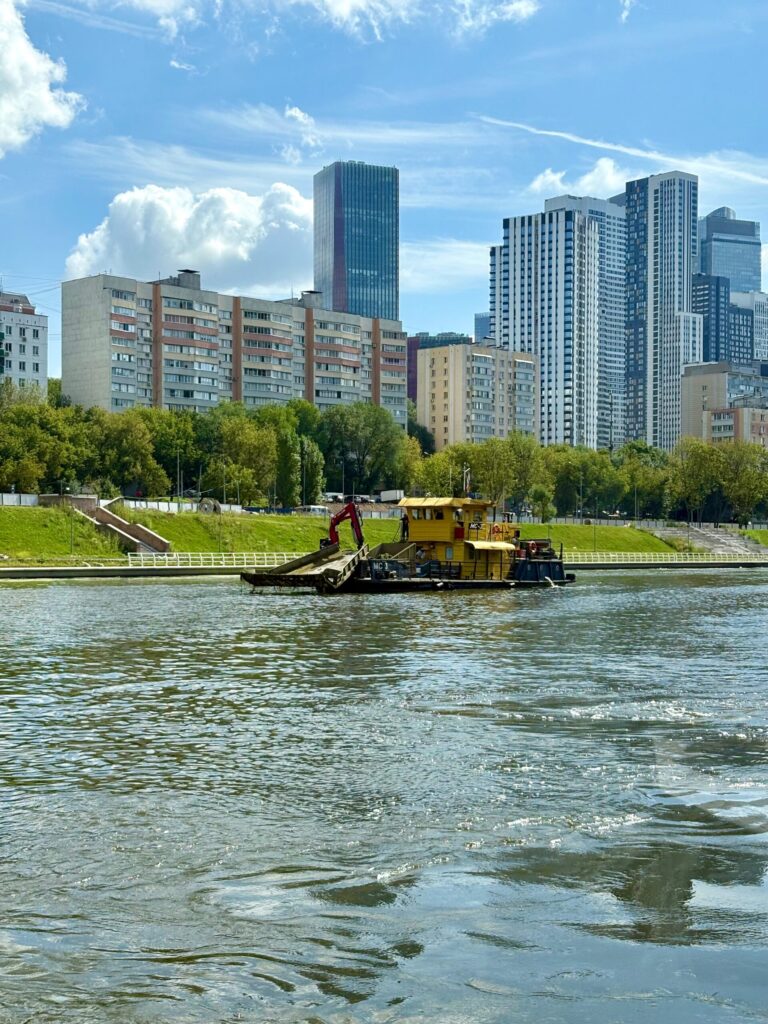 Желтый речной катер в городской гавани.