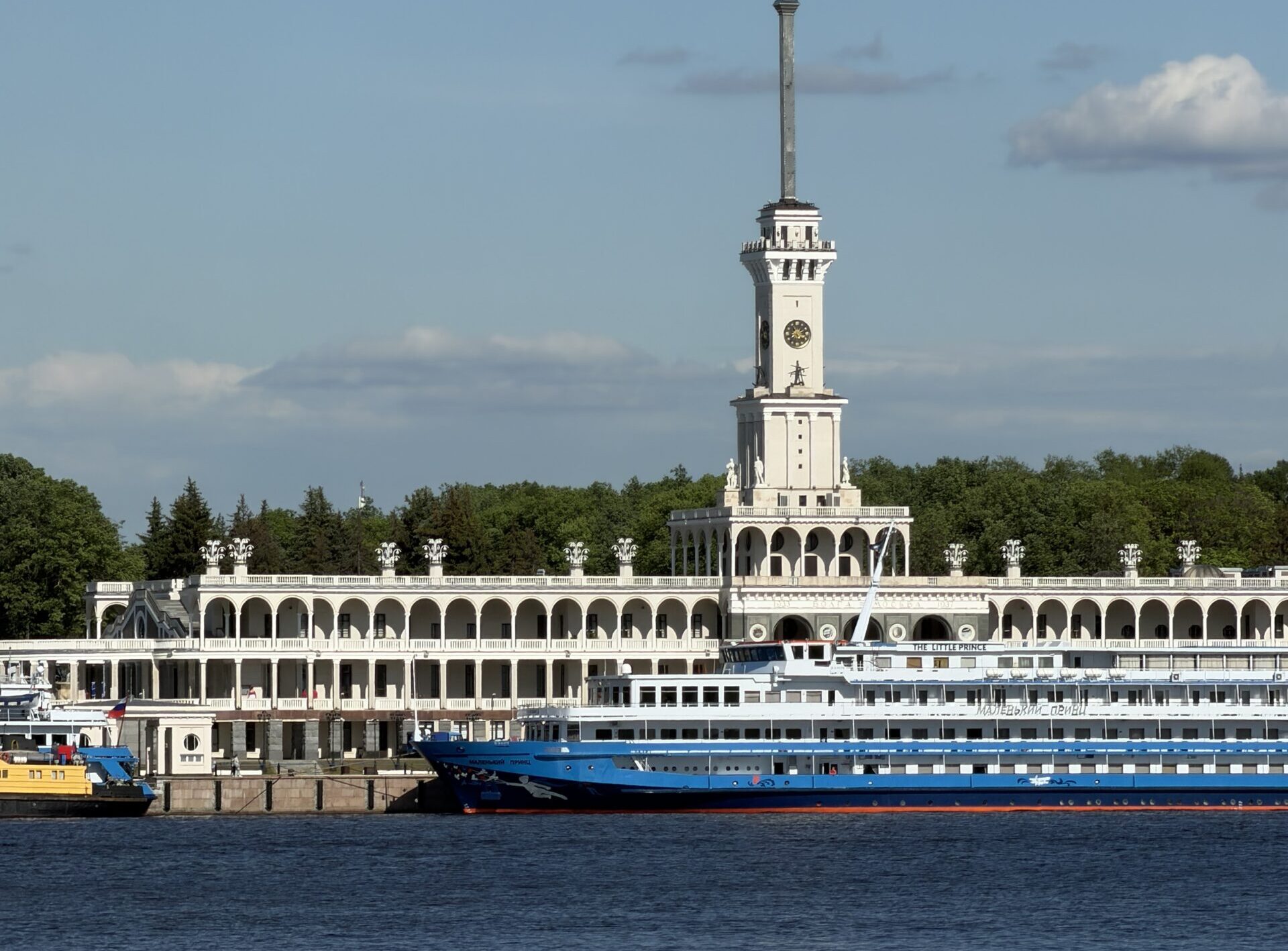 Речной вокзал с теплоходами на набережной города.