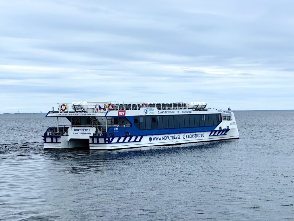 Паром Форт Пётр на воде в Санкт-Петербурге.